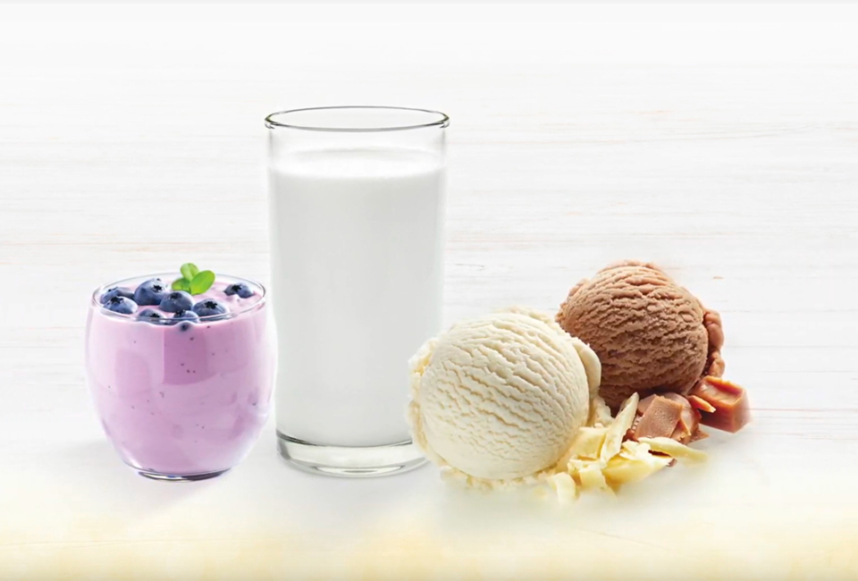 一杯牛奶，配以两勺冰淇淋和酸奶与蓝莓